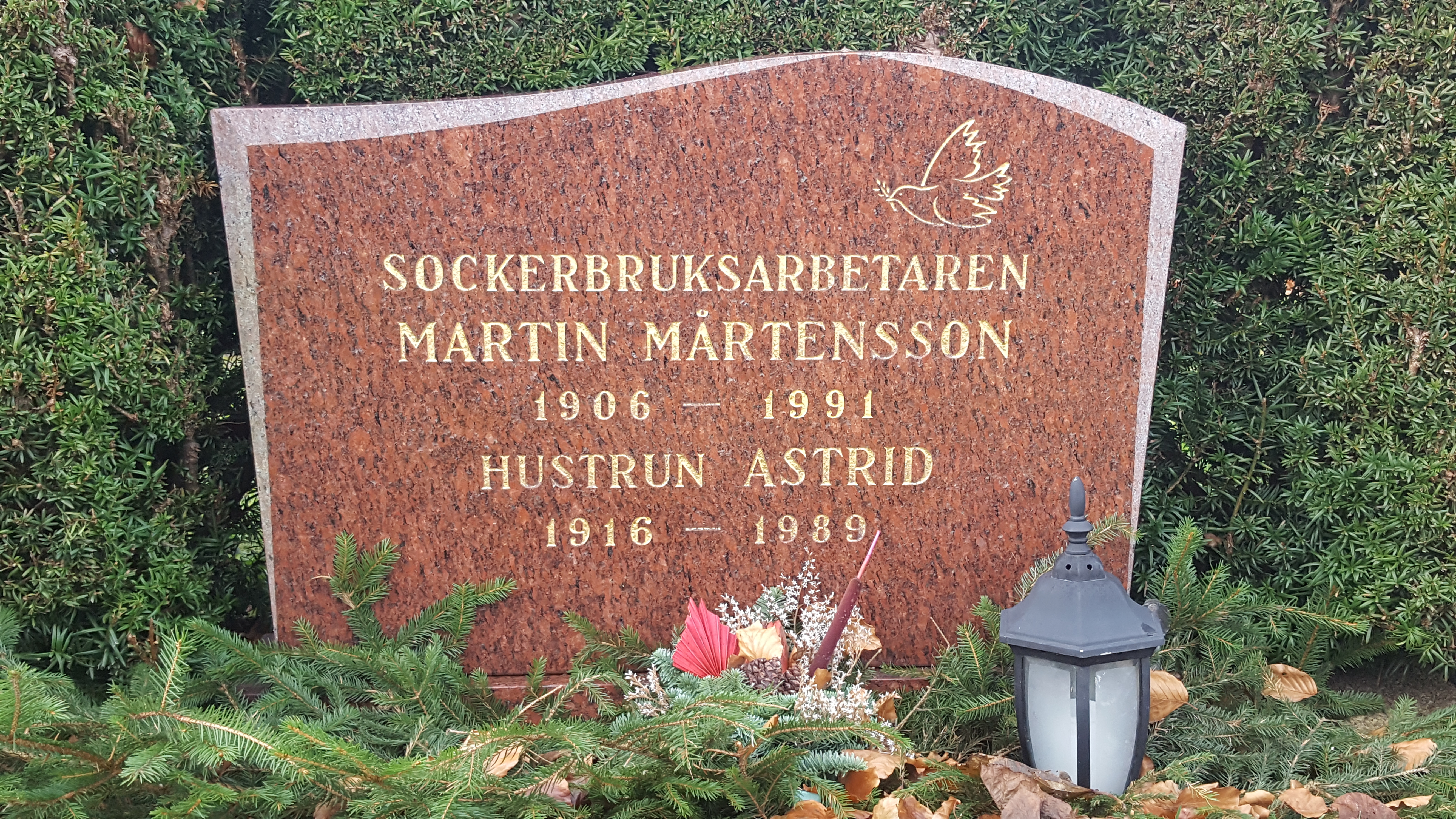 Martin och Astrid Mårtenssons gravsten