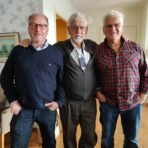 Tre mycket goda vänner sedan många år till Fritz och Anna Lisa Strömqvist.