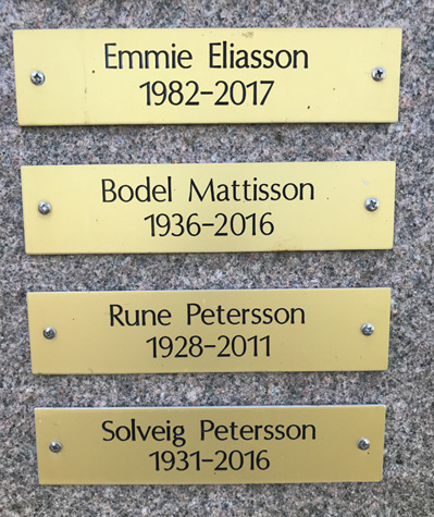 Namnskylt som sitter på en stenobelisk vid Askgravlunden.