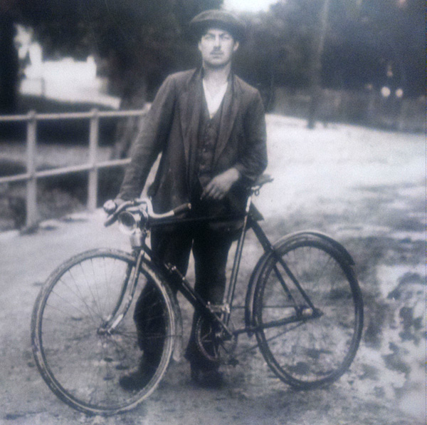 Valdemar Nilsson med sin cykel